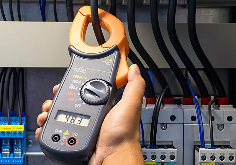 kiem tra aptomat bang ampe kim